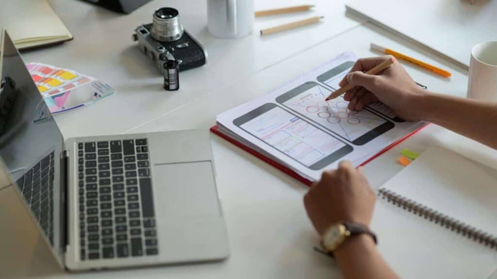 Cara buat duit dengan Canva - Designer yang cuba design apps